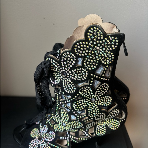 Gorgeous black 4 inch  platform booties with flowers - Picture 6 of 6